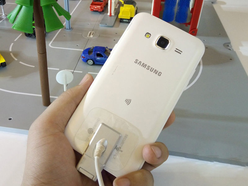 三星Galaxy J5