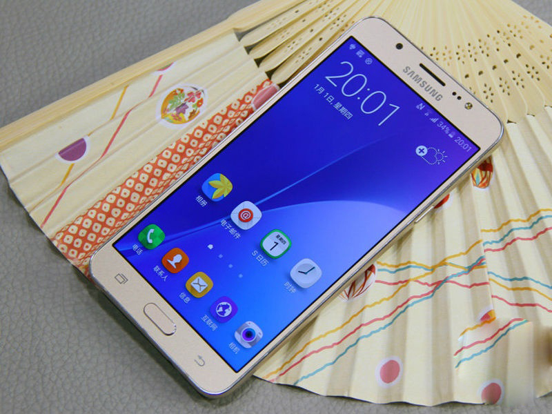 三星Galaxy J7 